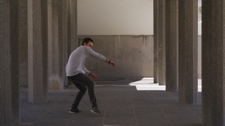 Hvit mann som praktiserer parkour