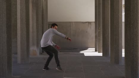 hombre caucásico practicando parkour