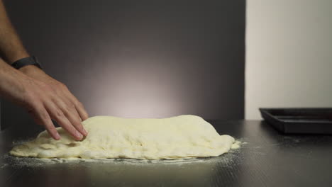 cámara lenta de un panadero que estira la masa de pizza