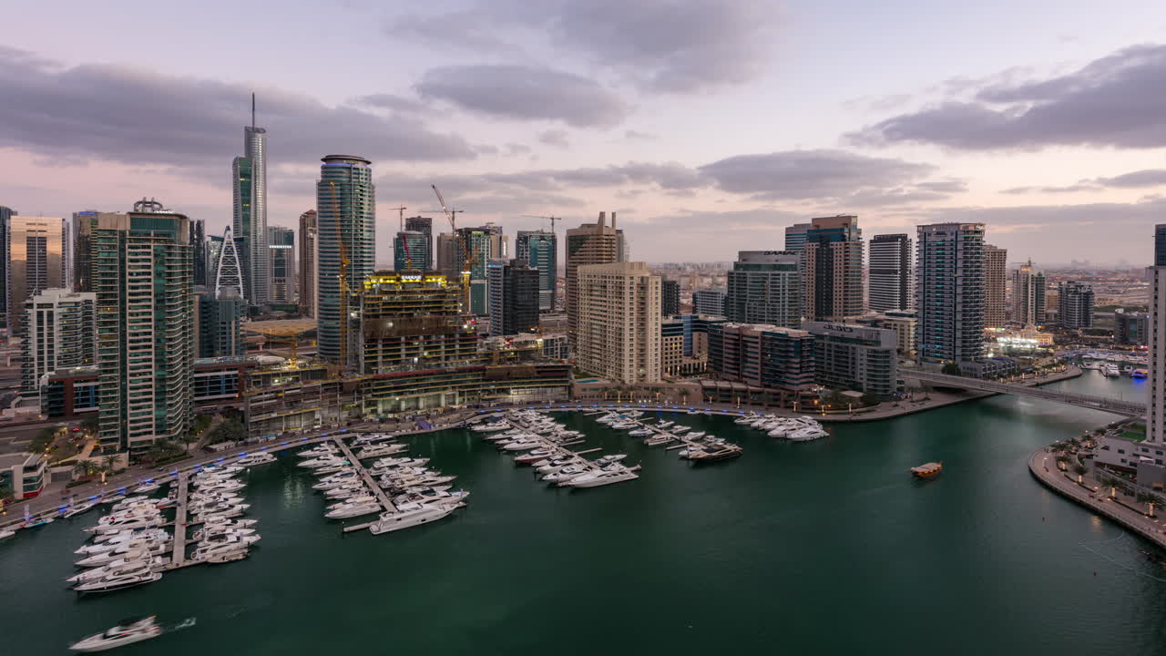 Timelapse de la transition jour-nuit du Yacht Club de Dubaï Marina, vu depuis la tour Paloma.