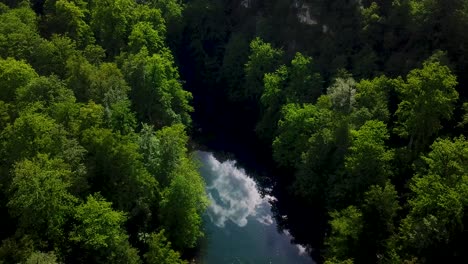 Himmelsspiegelung-An-Einem-Kleinen-Schönen-Tiefen-See-In-Einem-Frischen-Grünen-Wald-Tagsüber-Im-Sommer-Campingreisen-Iran-Berge-Natur