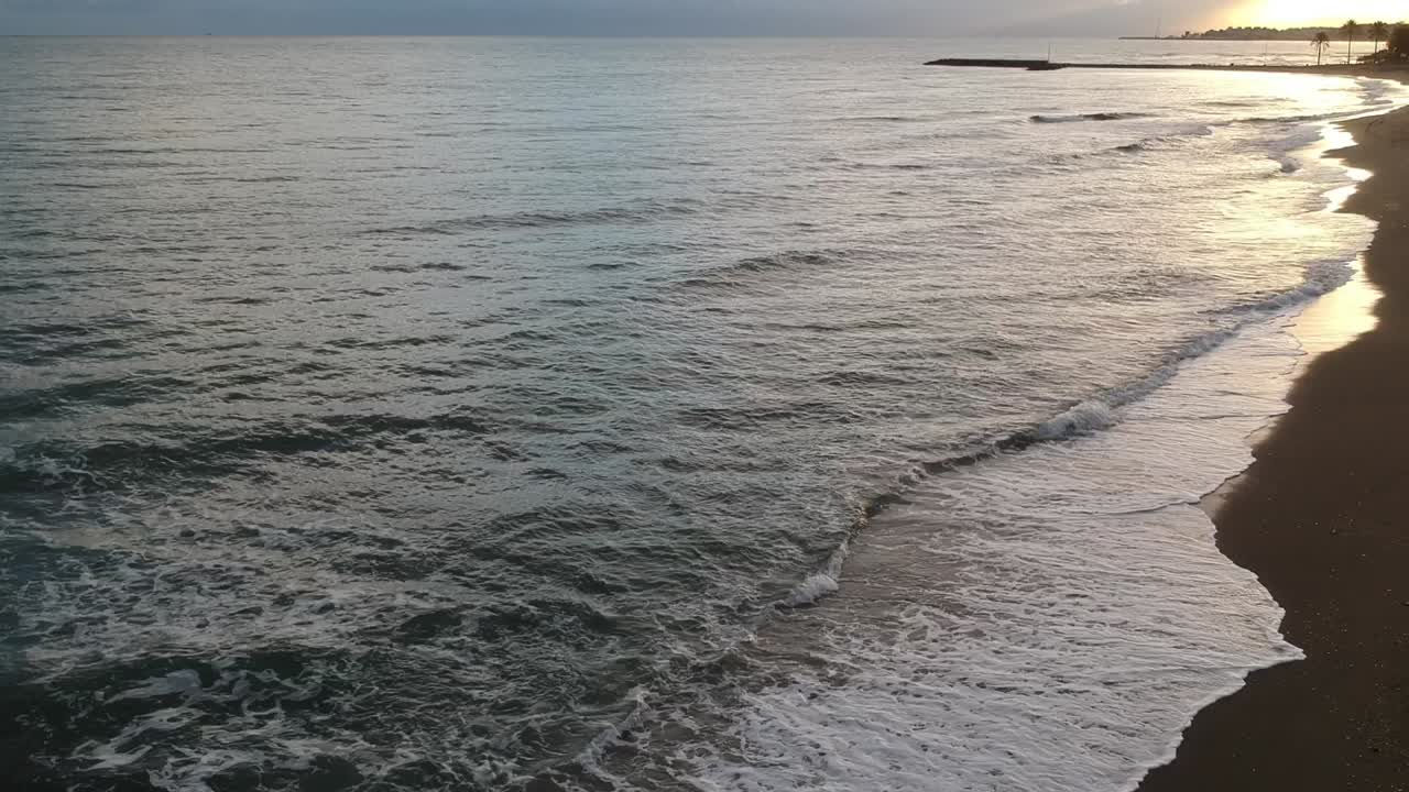 Onde sulla riva in un bellissimo tramonto estivo.
