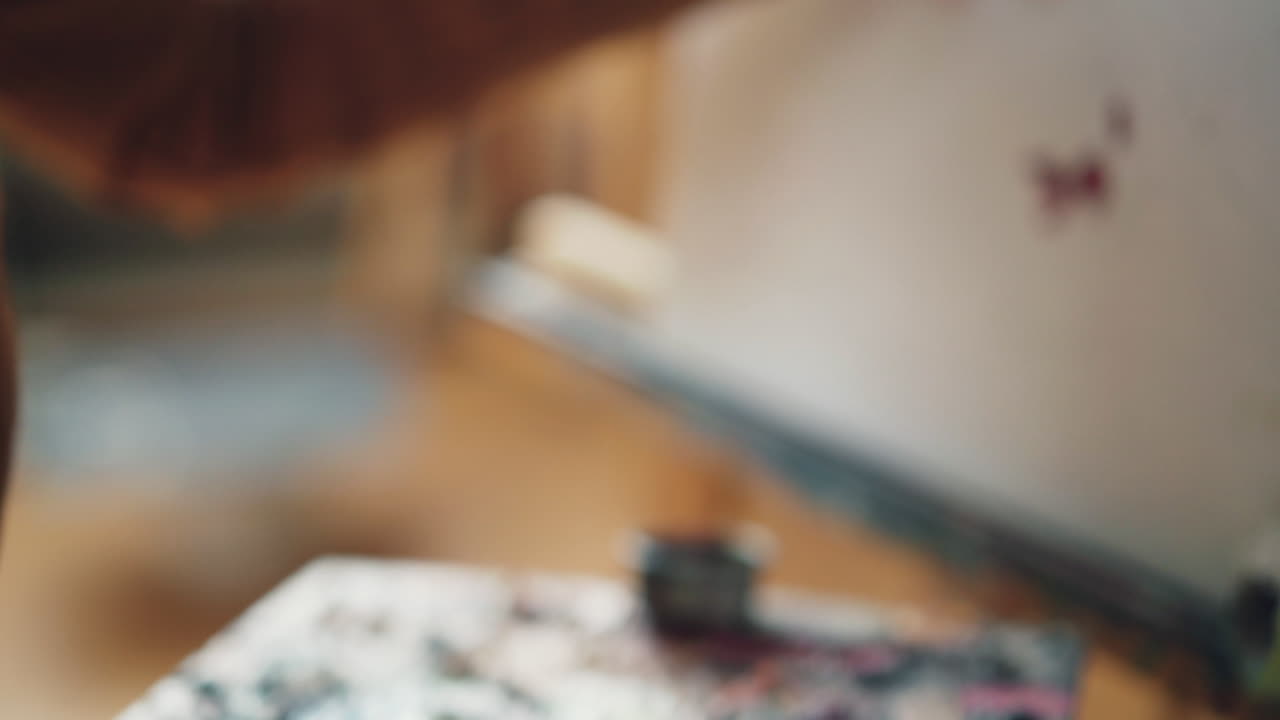 스튜디오에서 그림 그리는 예술가