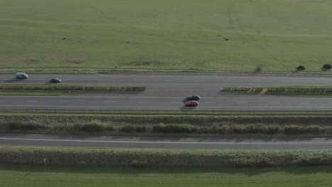 patrón horizontal a medida que los vehículos circulan por una autopista dividida en irlanda