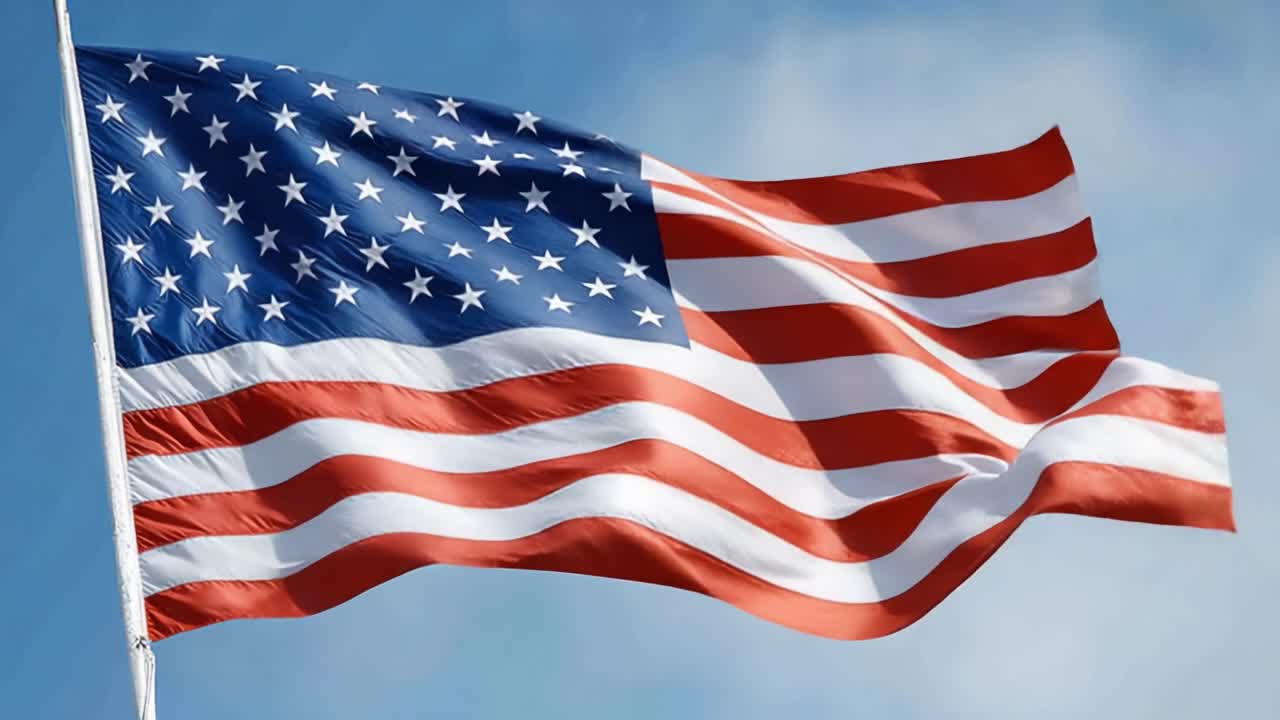 Fesselnde Ansichten einer wehenden Flagge symbolisieren Freiheit und Einheit, zeigen satte Farben und komplexe Muster aus Sternen und Streifen unter einem klaren blauen Himmel.