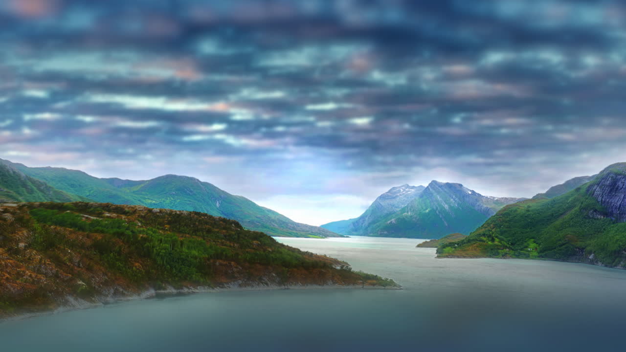 hermoso paisaje de montaña verde y abierto