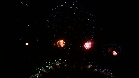 4k. bucle sin fisuras de verdaderos fuegos artificiales hermosos en el fondo durante la celebración de la cuenta atrás de la víspera de año nuevo, verdadero festival de fuegos artificios dorados brillantes en el cielo por la noche con colorido. espectáculo de fuegos incendiarios brillantes.