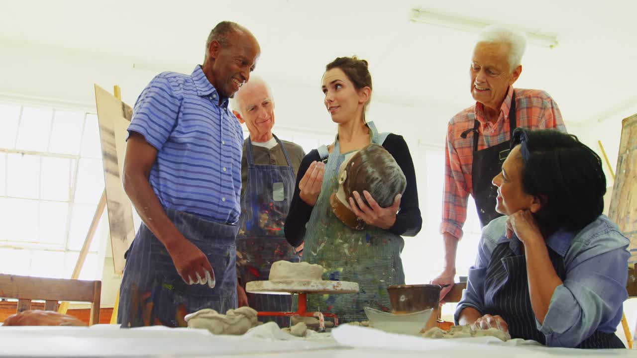 mujer ayudando a los artistas en la cerámica 4k