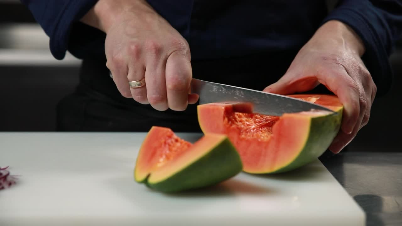 chef cortando la papaya