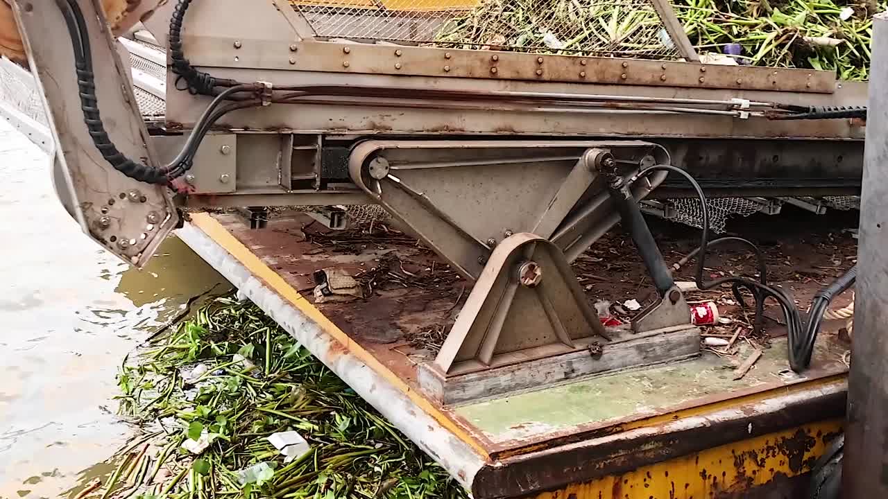 방 강 에서 잔해 를 제거 하는 배