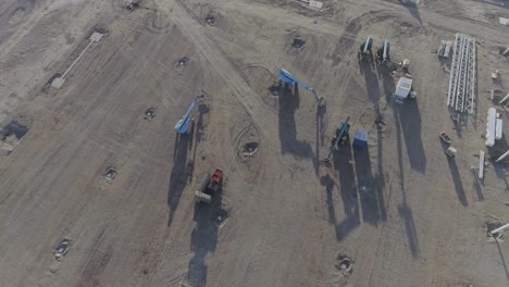 toma de drones del sitio de construcción con máquinas y material
