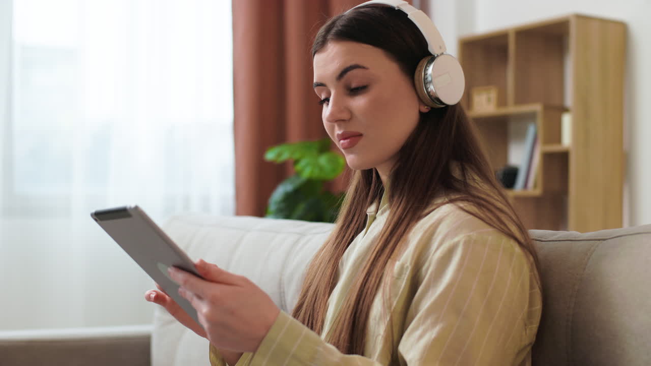 una chica joven en casa.