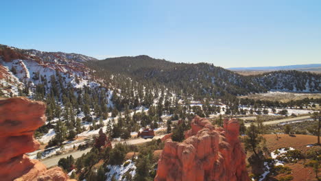 Vistas-Aéreas-De-Algunas-Formaciones-De-Roca-Roja-Del-Cañón-Rojo-Y-El-Bosque-Nacional-Dixie-Cerca-Del-Parque-Nacional-Bryce-Canyon,-Utah