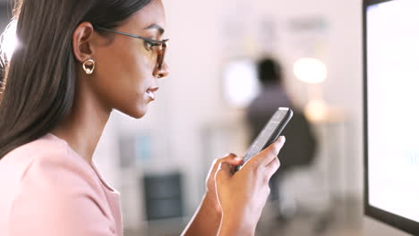 teléfono, comunicación e investigación con una mujer