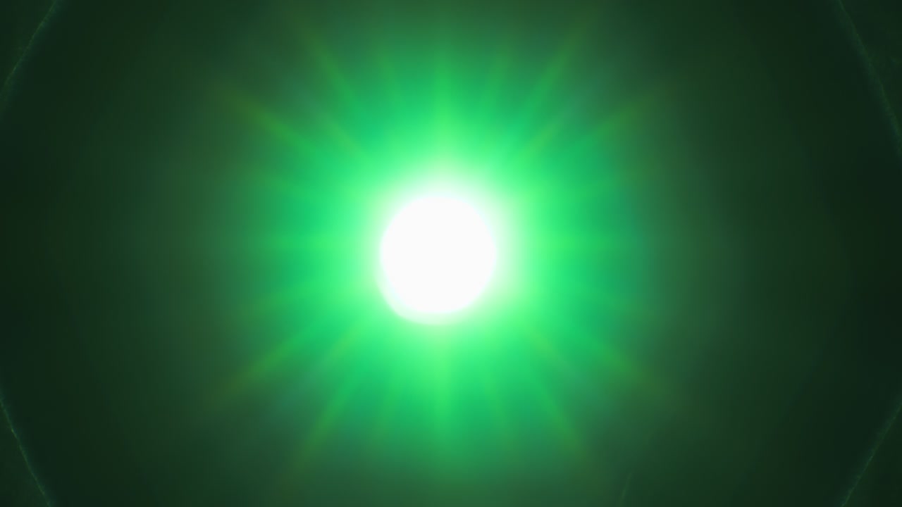 rayos de luz verde brillando a través de la vieja lente de la cámara, mientras que las cuchillas del diafragma se están cerrando.