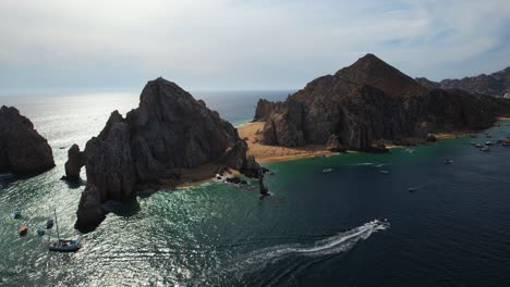 Vista-Aérea-Sobre-La-Gente-En-La-Playa-De-Los-Amantes-En-Cabo-San-Lucas,-Soleado-México