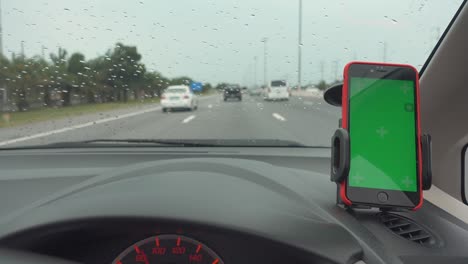 el mapa de navegación gps en el teléfono inteligente moderno dispositivo de pantalla verde montado