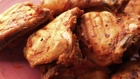 el primer plano del pollo a la parrilla picante