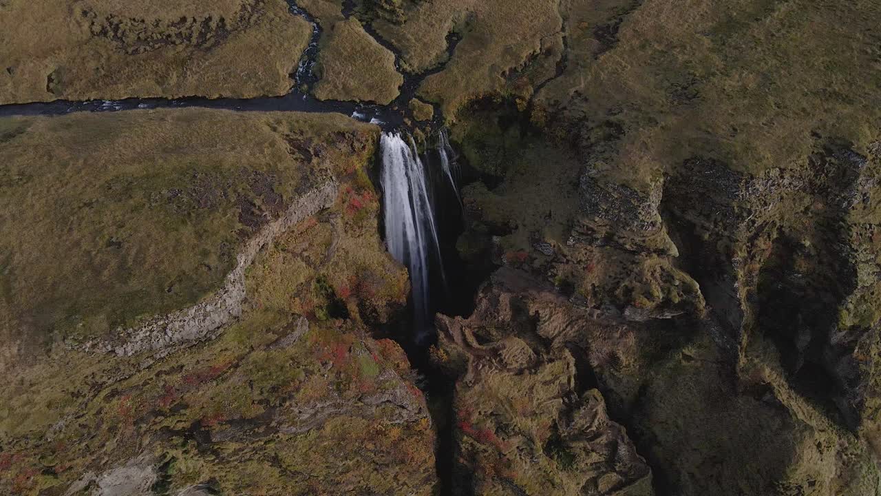 un dron gira alrededor de la cascada gljufrabui de islandia