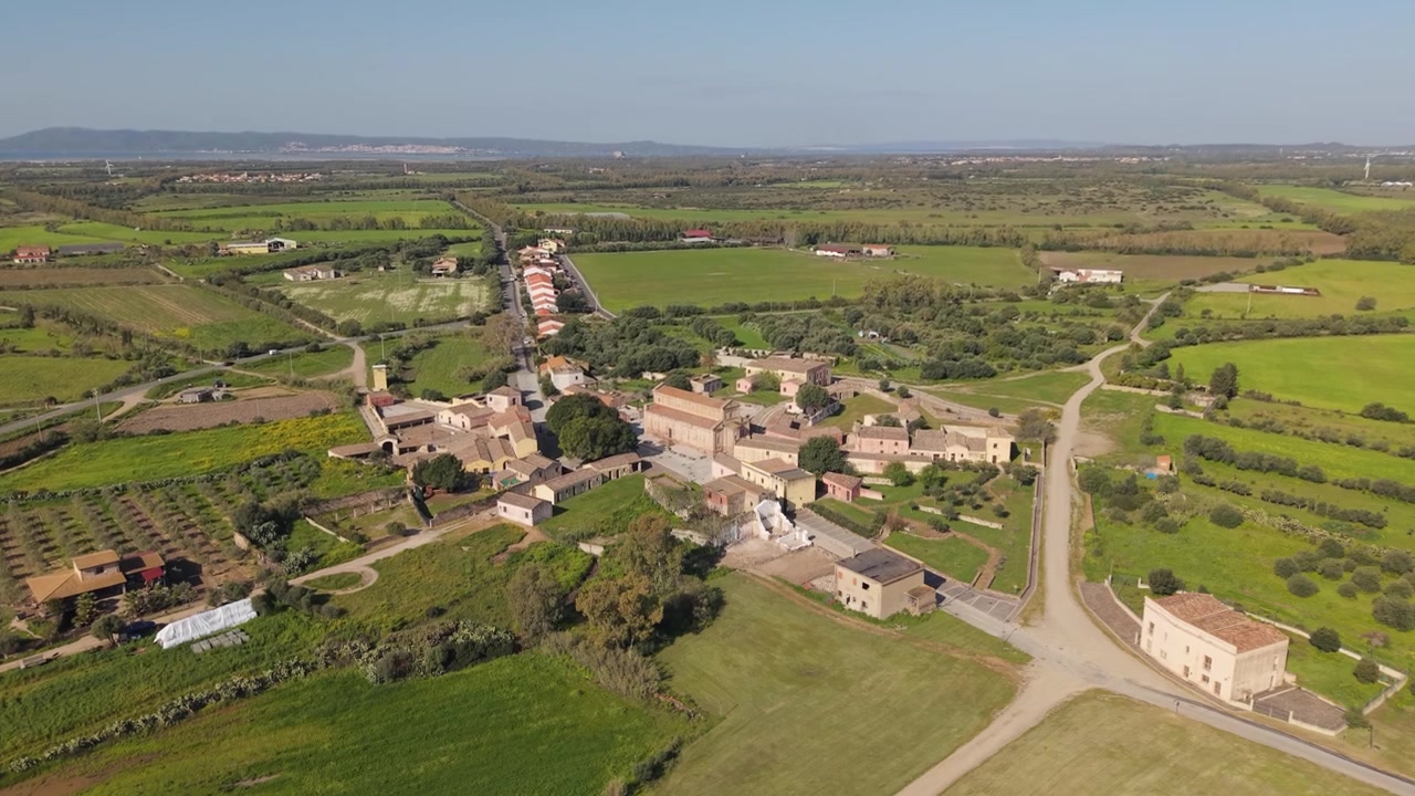 Cattedrale di Santa Maria di Monserrato e la città fantasma vicino al villaggio di Tratalias nel Sulcis Iglesiente, Italia. - Ripresa aerea.