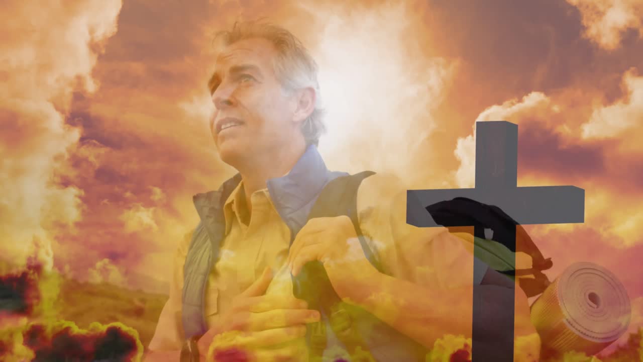 hombre caucásico mayor caminando sobre nubes de rápido movimiento y cruzando durante la puesta de sol