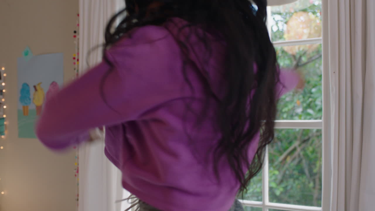 행복한 과체중 십대 소녀 침실에서 춤을 추고 재미있는 춤을 추고 주말을 축하하고 긍정적인 느낌으로 집에서 잠옷을 입고