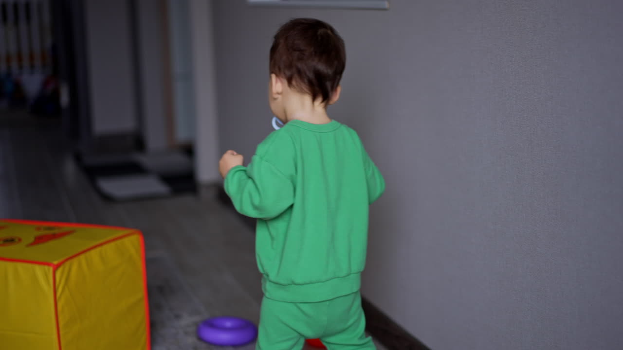 아기 가 집 에서 장난감 을 가지고 놀고 있다