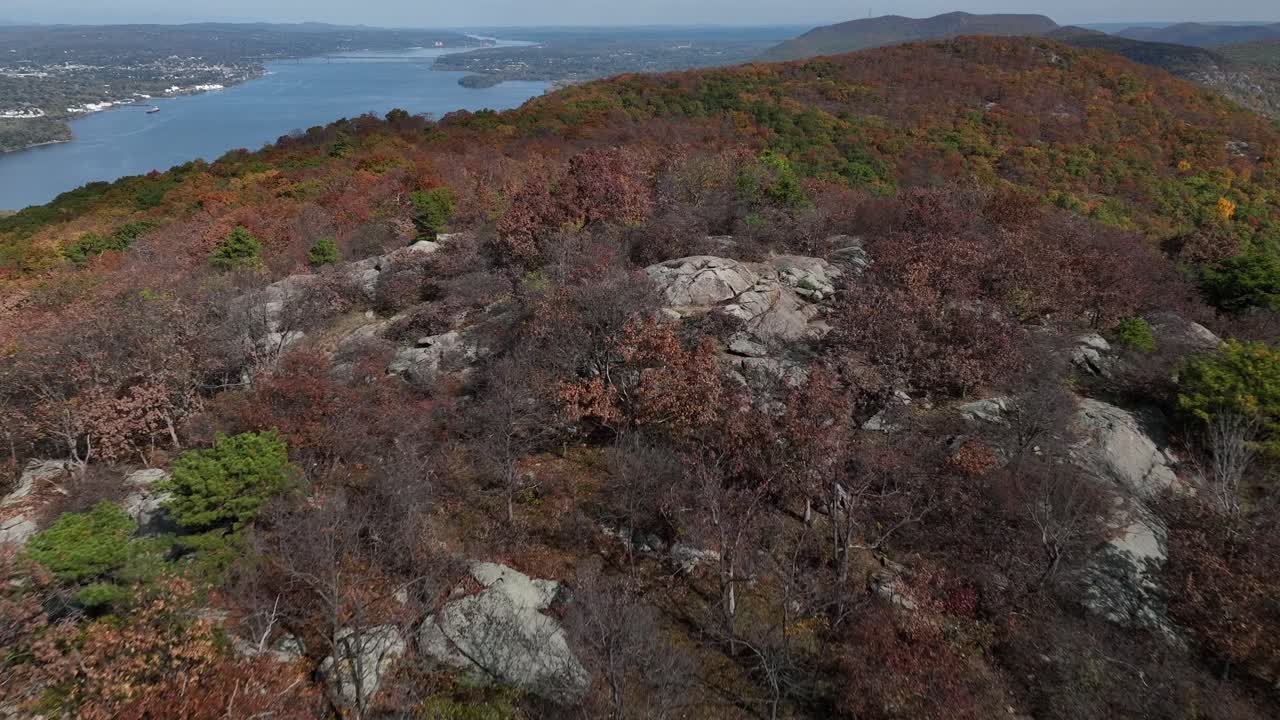 una vista aérea de las montañas en el norte del estado de nueva york durante el otoño