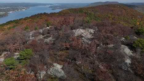 Una-Vista-Aérea-De-Las-Montañas-En-El-Norte-Del-Estado-De-Nueva-York-Durante-El-Otoño