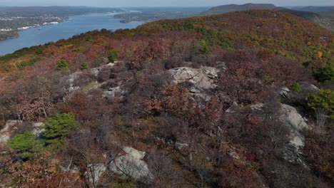 una vista aérea de las montañas en el norte del estado de nueva york durante el otoño