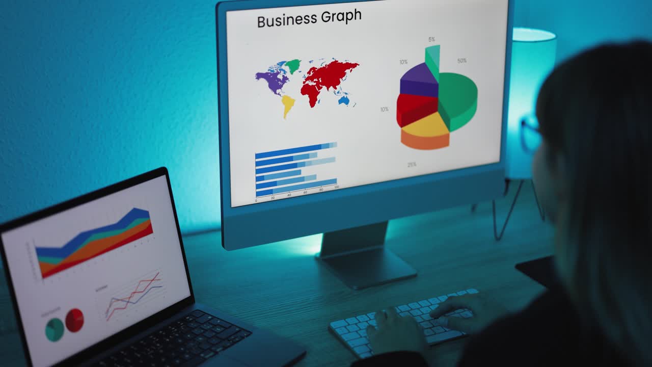 mujer joven estudiando gráficos de datos para informes financieros de marketing