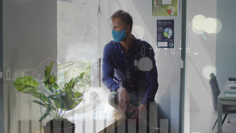 animación de gráficos financieros sobre un hombre caucásico con máscara de cara sentado en la ventana
