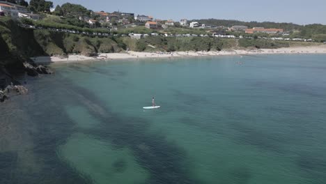 Imágenes-En-Bruto-De-Agua-Clara-Color-Esmeralda-Junto-A-Una-Playa-Tranquila-Y-Un-Hermoso-Acantilado