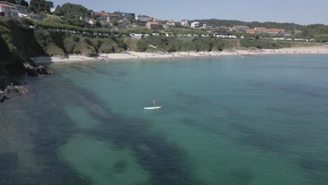 imágenes en bruto agua esmeralda clara al lado de una playa pacífica y un precioso acantilado