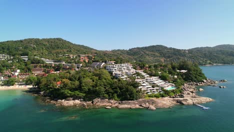 Wunderschönes-Resort-Auf-Einem-Hügel-Am-Strand-Von-Karon-An-Einem-Sonnigen-Tropischen-Tag-Mit-Türkisfarbenem-Wasser-In-Phuket,-Thailand
