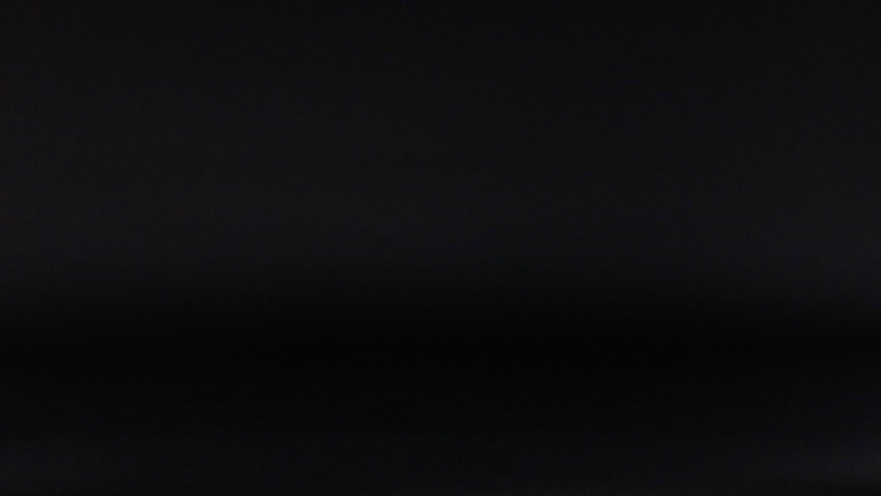 varias bolas de tenis de colores rebotando sobre un fondo negro