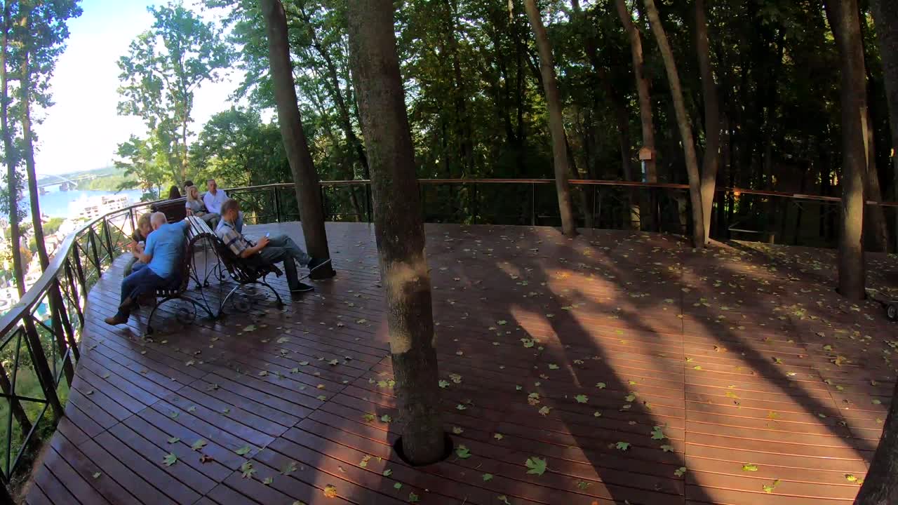 camino del parque con la gente