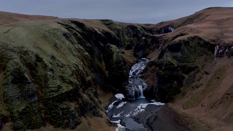 cascada stjórnarfoss en el sur de islandia - toma aérea de un avión no tripulado