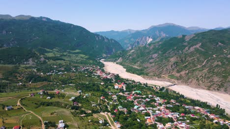 disparo de avión no tripulado sobre la ciudad de lahic en las montañas del cáucaso en azerbaiyán