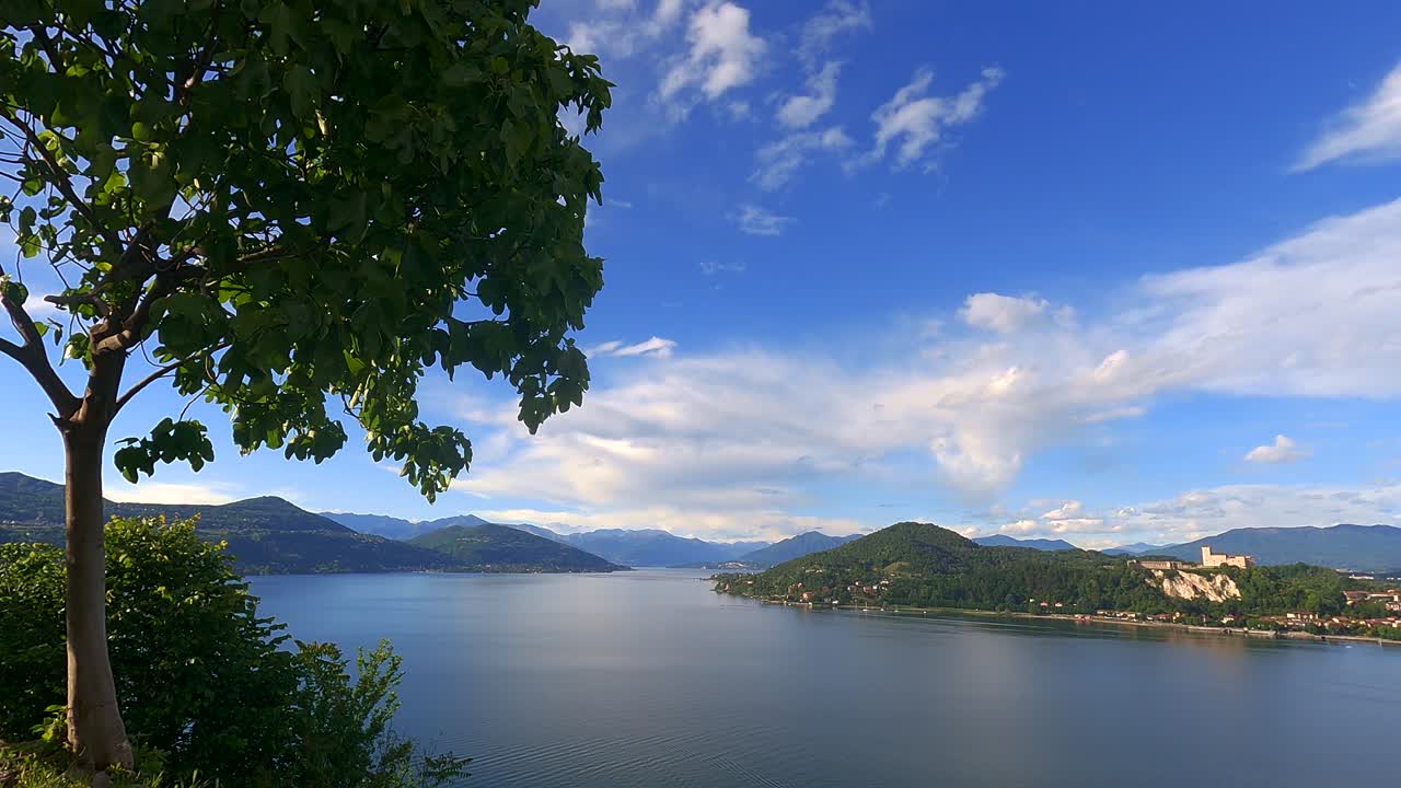 이탈리아의 안가라 성과 알프스 산맥을 배경으로 한 마조레 호수의 놀라운 저속 촬영