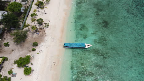 Isla-Paradisíaca-Tropical-Con-Playa-De-Arena-Blanca-En-Verano-En-Bali,-Indonesia