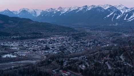 Sonnenaufgangszeitraffer-Der-Stadt-Fernie-British-Columbia