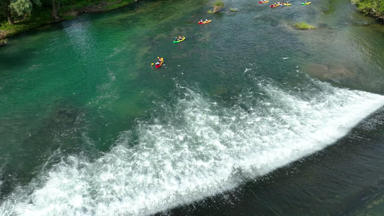 아름다운 강에서 카야크를 타고