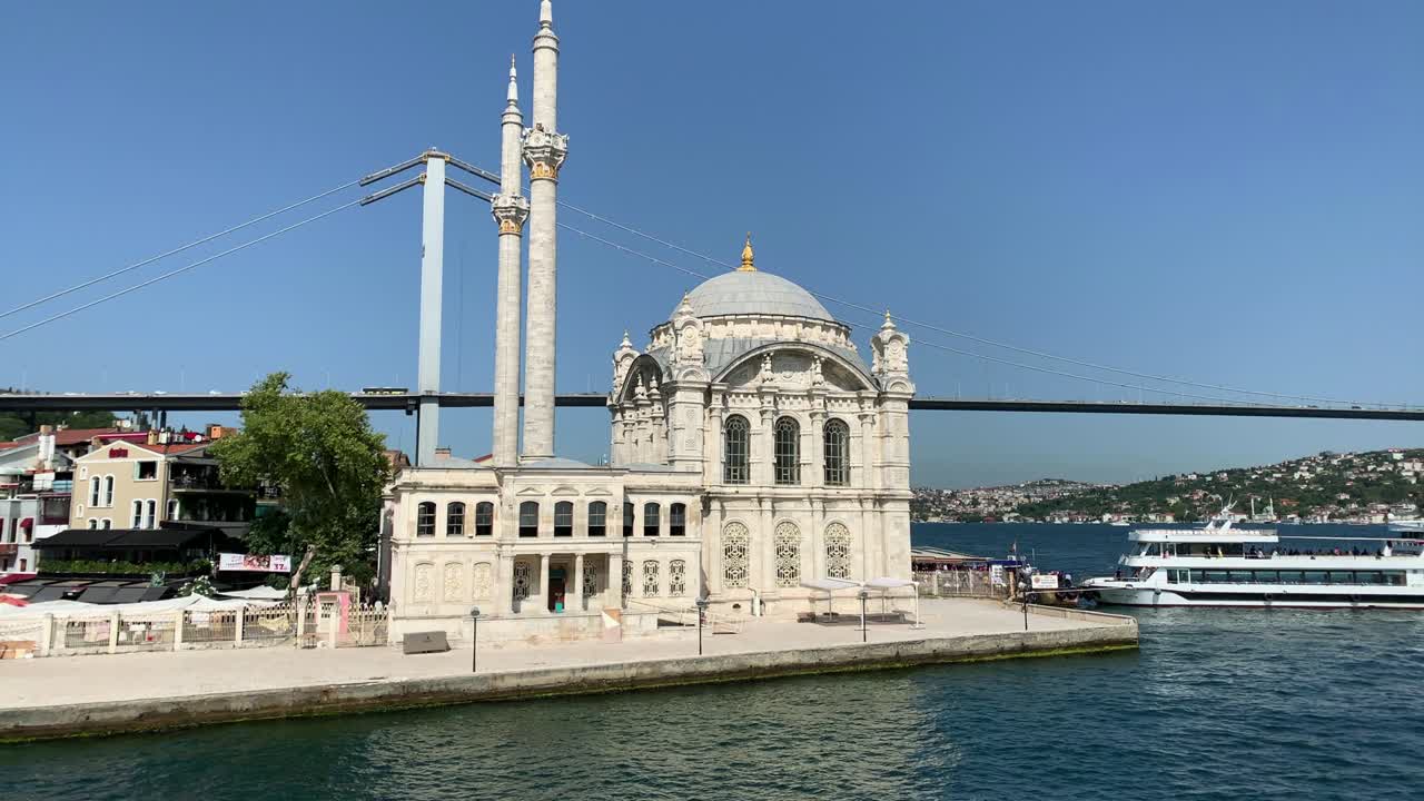 imágenes del monumento histórico de la mezquita llamado "ortakoy", puente, barco de crucero y estrecho del bósforo en estambul. hermosa escena.