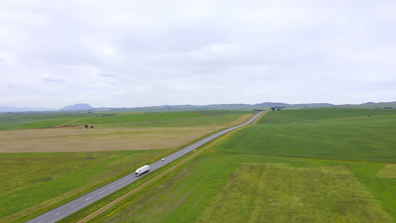 당신 근처의 창고로 오고 있습니다.