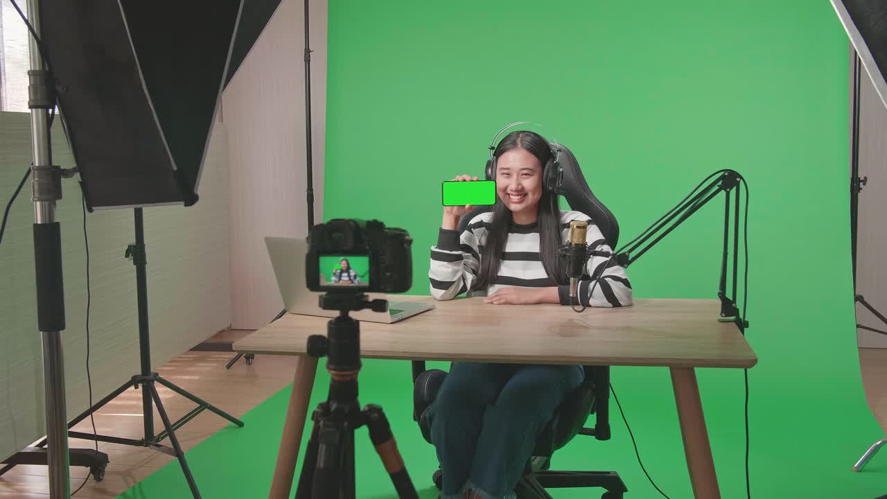 Donna che fa streaming su green screen.