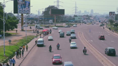 Horizonte-Del-Centro-De-Kinshasa-Detrás-Del-Tráfico-De-Boulevard-Lumumba---Congo-Drc