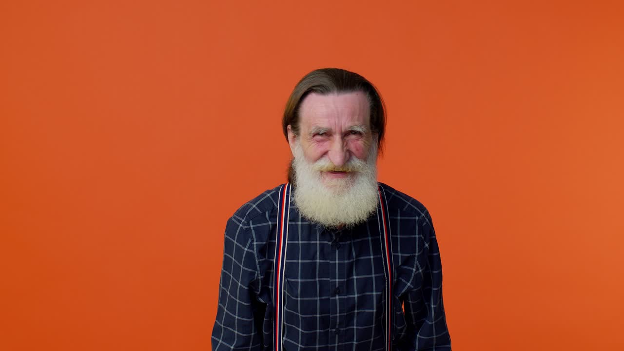 un anciano feliz con una barba larga.