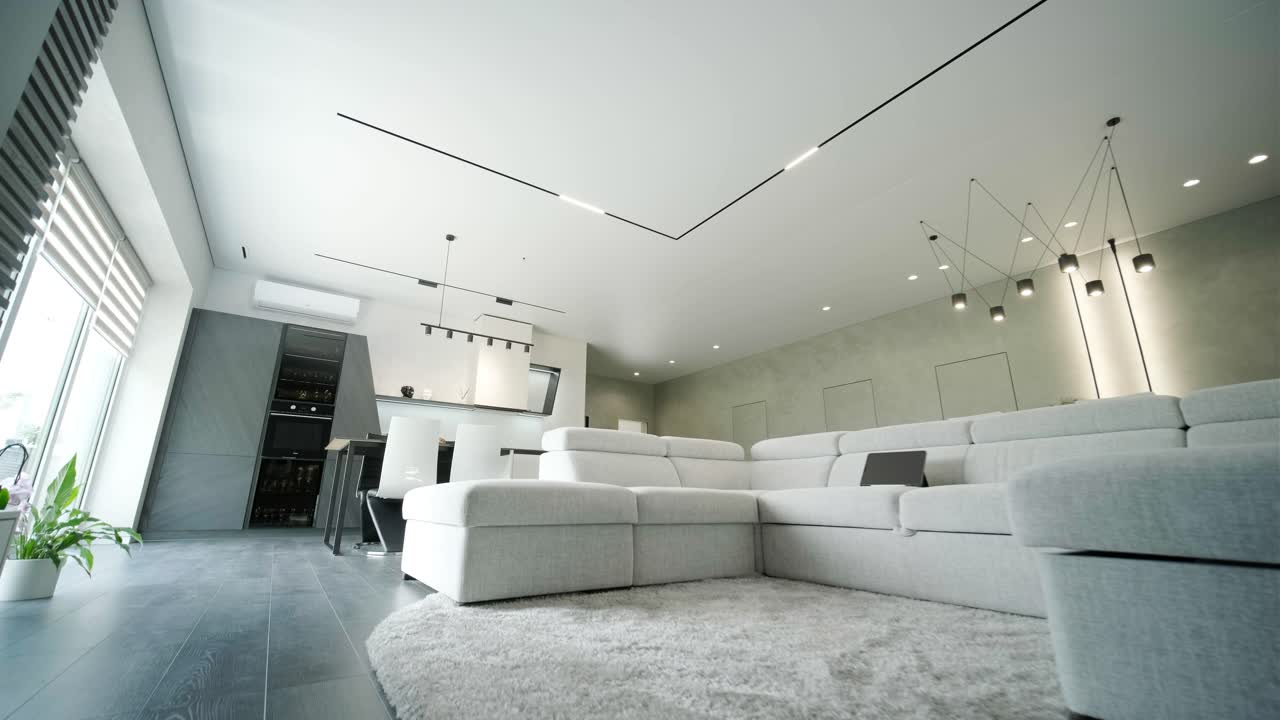 sala de estar y cocina más baja a la mesa de café de ancho. la vista se mueve hacia abajo en un amplio ángulo de plan de piso abierto sala de descanso y cocina a la mesa del café en la sala de estar