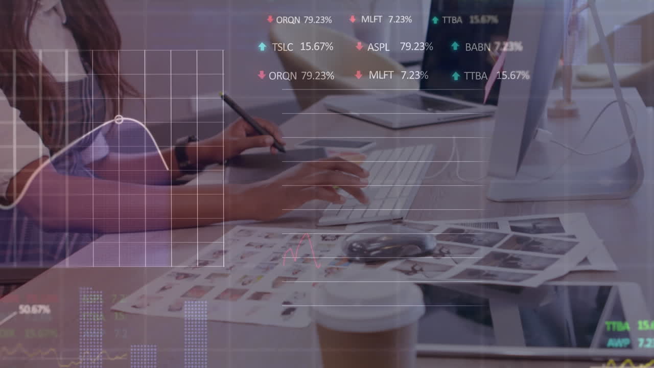 animación del procesamiento de datos del mercado de valores sobre la sección media de una mujer usando una tableta gráfica en la oficina